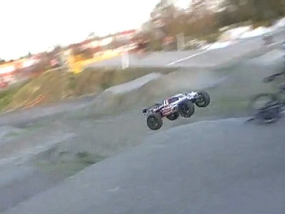 mes débuts en thermique : trophy 4.6 sur terrain bi-cross