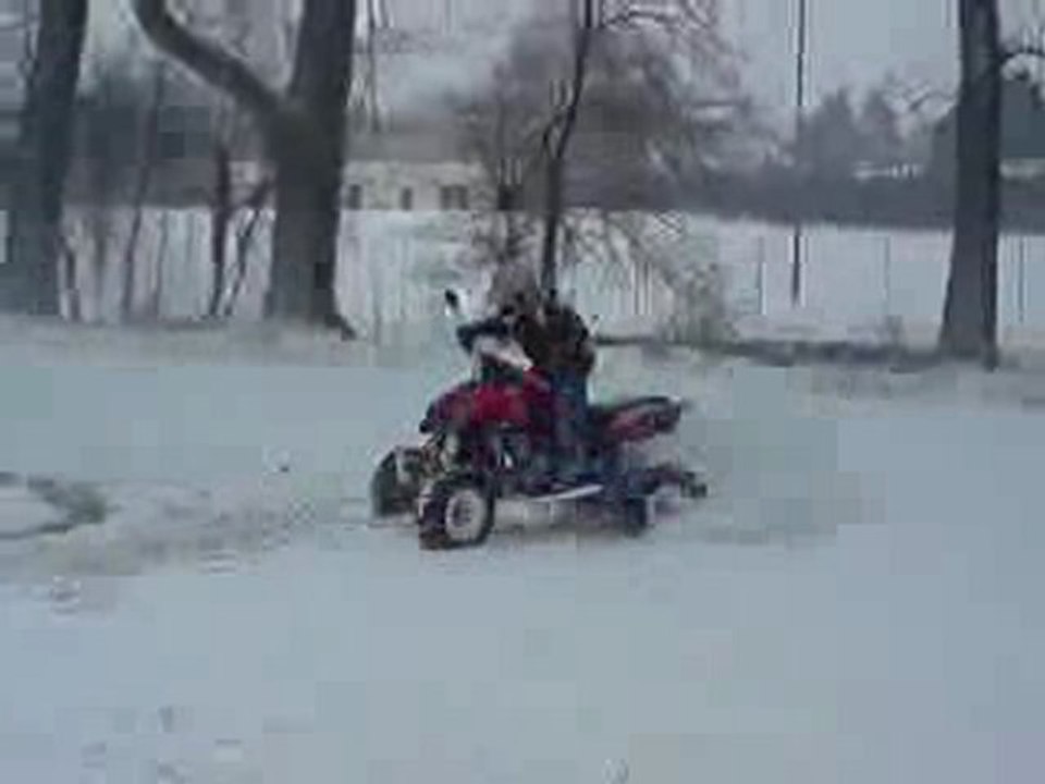 dimitri en quad 400dvx sous la neige a maubeuge