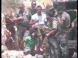 un soldat israélien fait feu v&s un prisonnier palestinie