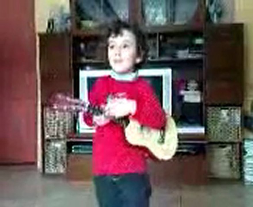 Juliette chante avec sa guitare