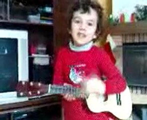 Juliette chante avec sa guitare 2