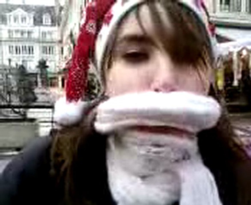 Audrey tente d'imliter le père noël.