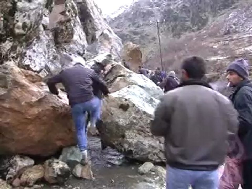 Dağlıca yolu dinamitle açıldı yüksekova haber hakkari