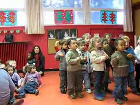 Clément chante à la fête de Noël de l'école