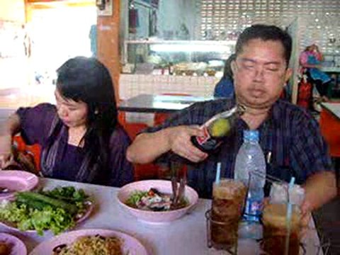 ณัฐนนท์กินข้าวที่โรงอาหารชาย มข.