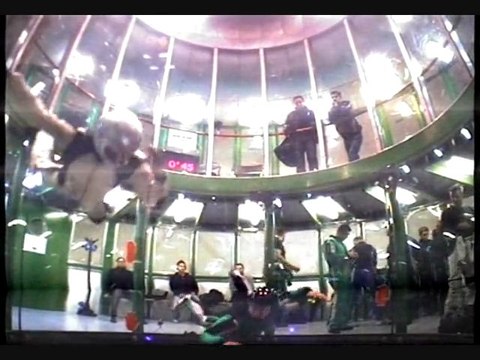 Lolo Flying s'entraine en simulateur de chute libre!