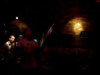 Jonglage avec des bouteilles resto pirate