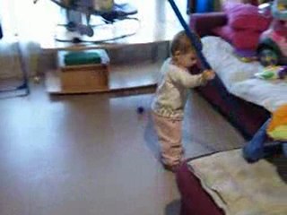 Laora passe la serpillère