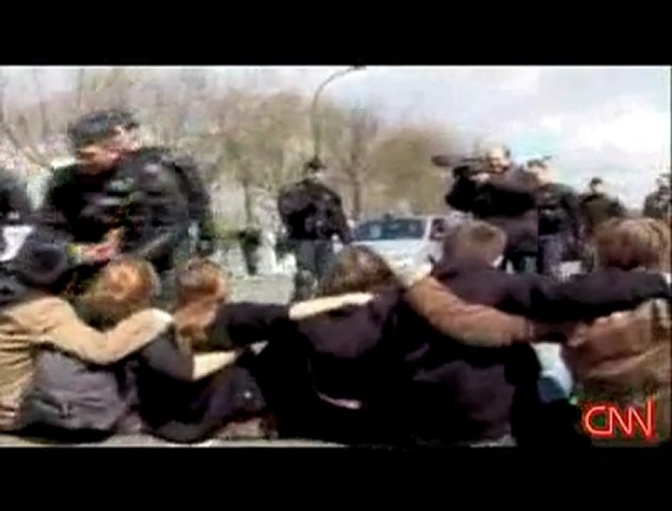 JO. Chaude ambiance sur le trajet de la flamme à Paris