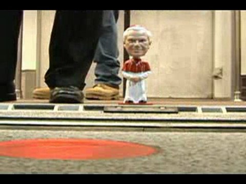 Avec Benoît XVI, le métro c`est le paradis: la publicité c