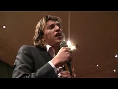 Neuilly, l`ego-système. Jean Sarkozy monte sur la table et