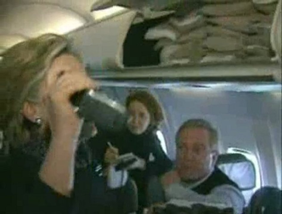 Saint Valentin: Clinton offre des chocolats aux journalist