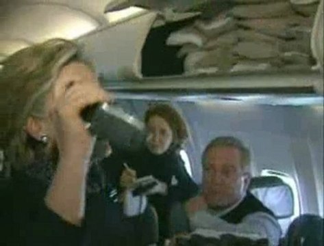 Saint Valentin: Clinton offre des chocolats aux journalist