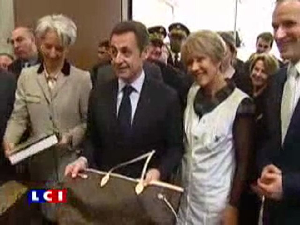 Ca fera plaisir à Carla. Nicolas Sarkozy visite une usine