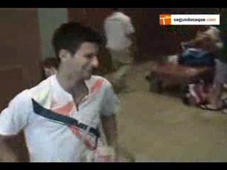 Joke-ovic. Novak amuse la galerie et le vestiaire