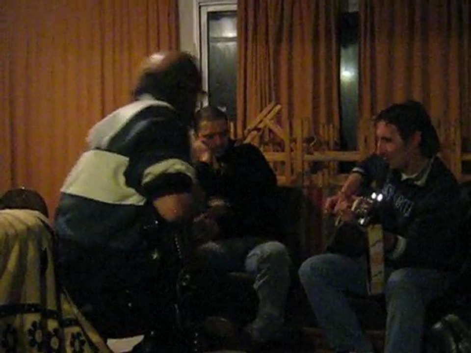 La soirée avance.