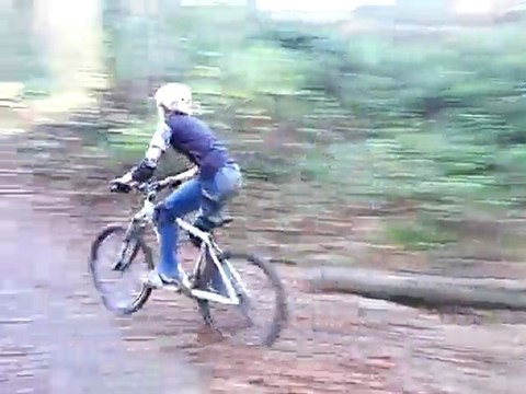 Xup de gaby sur la table dans le bois bike-life33