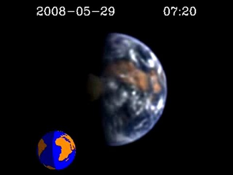 Des images de la lune passant devant la terre