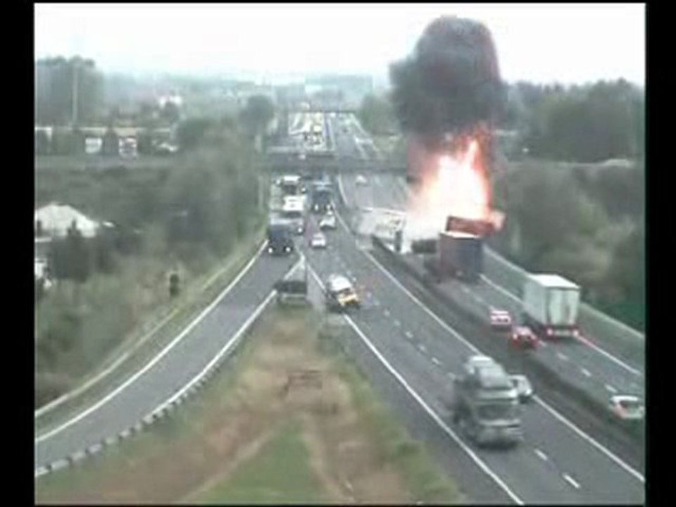Un camion se renverse sur une autoroute italienne