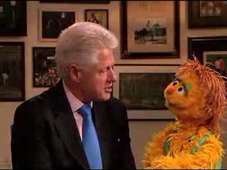 Bill Clinton parle du SIDA avec une marionnette