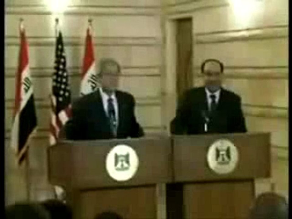 George W. Bush esquive des chaussures lancées par un journ