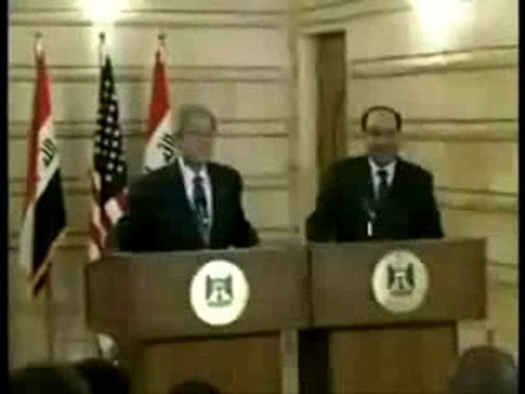 George W. Bush esquive des chaussures lancées par un journ