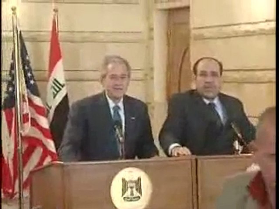 Irak: Bush évite un jet de chaussures