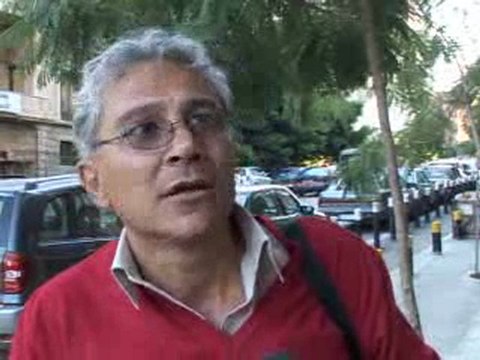 Le journaliste à la chaussure, nouvel héros?