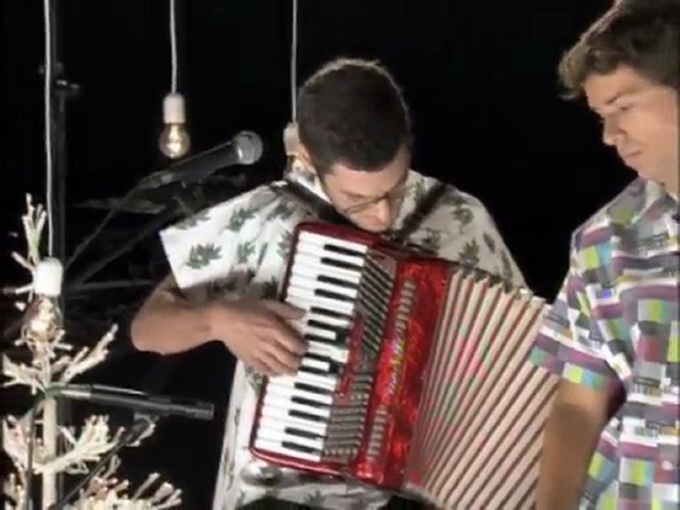 Os Azeitonas: «Velho Amigo» (BN Tapete Especial de Natal)