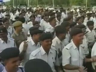 Thérapie par le rire pour policiers indiens