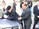 Un faux Berlusconi simule un acte sexuel en public