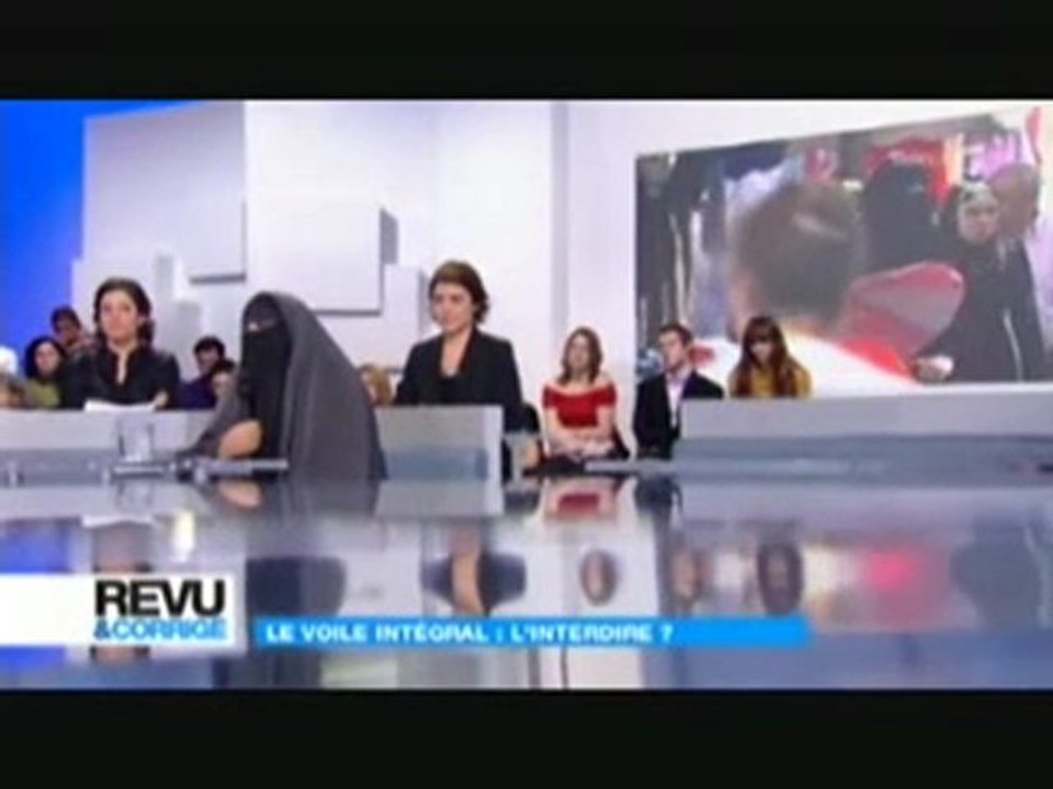 Le voile integral, débat entre Kenza et Sihem Habchi