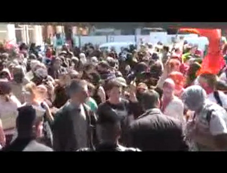Blocage de la caravane UMP place Bellecour