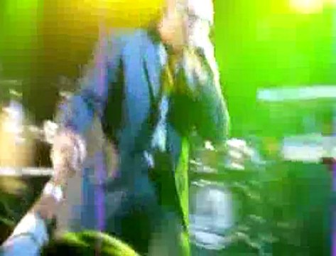 Le rappeur Pitbull met KO un spectateur