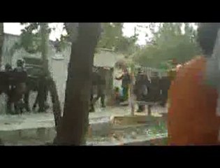 Iran : des policiers battent des manifestants