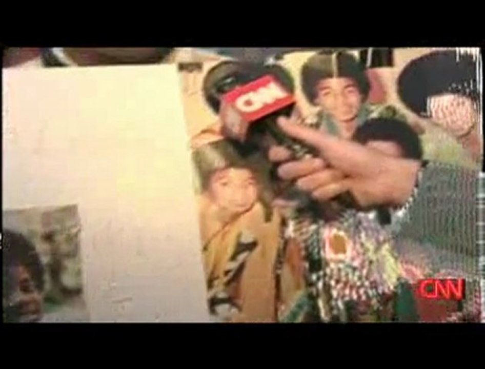 La horde de fans devant l'hôpital (CNN)