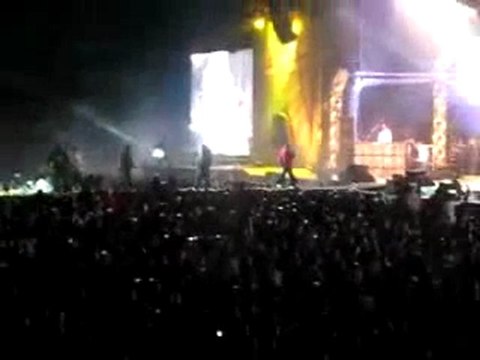 Booba jette sa bouteille de whisky sur des spectateurs au