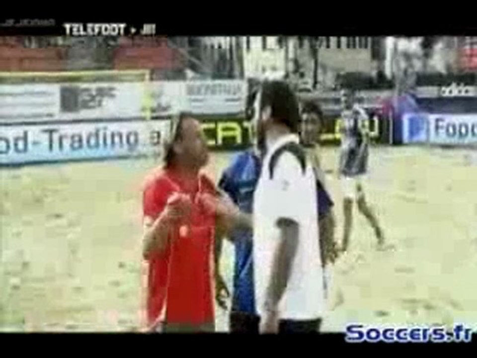 Eric Cantona gifle un entraîneur de beach soccer