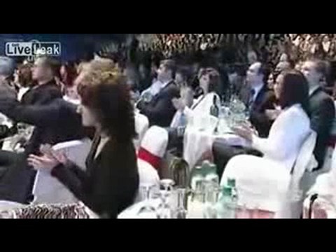 Chute d'un présentateur tchèque lors d'un concours de Miss