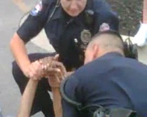 L'interpellation musclée d'une vieille femme par une polic