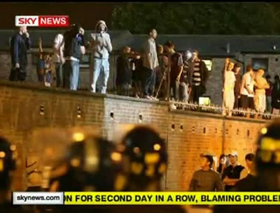 Des hooligans envahissent le stade et tuent un supporter