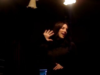 Aude a perdu au UNO, elle a donc eu le droit à un gage !