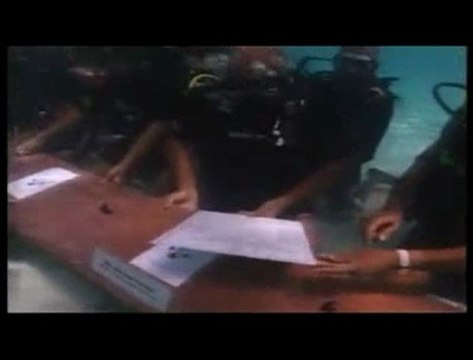 Réunion politique sous-marine aux Maldives
