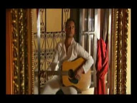 Cindy de Secret Story dans un clip avec un journaliste de