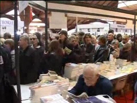 Bain de foule pour Jacques Chirac au salon de Brive