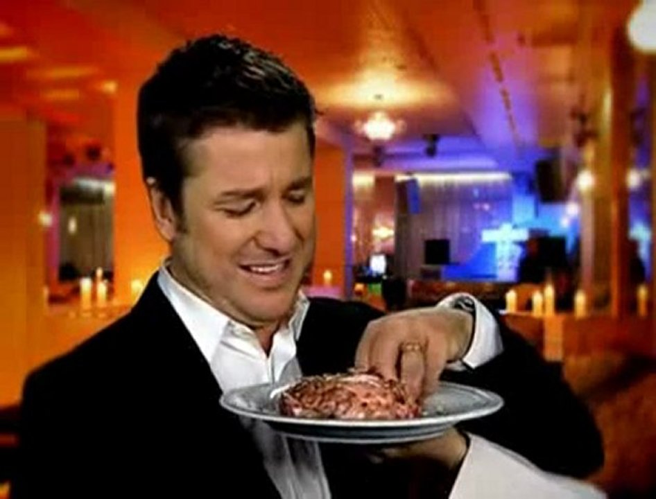 Bruno Guillon mange des vers en chantant