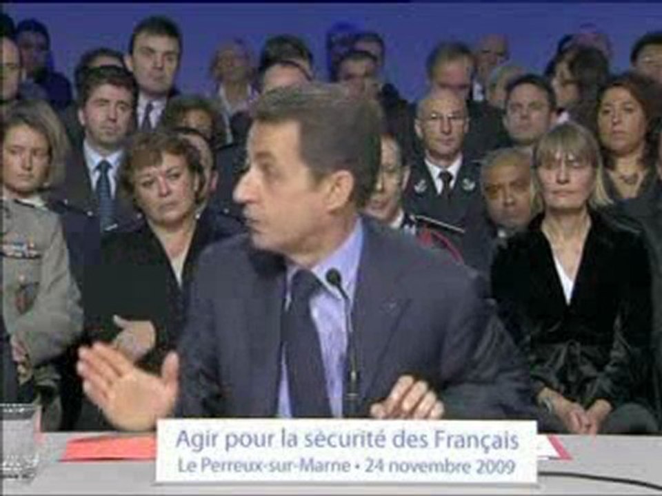 Sans-papiers : 'jamais' de régularisation massive selon Sa