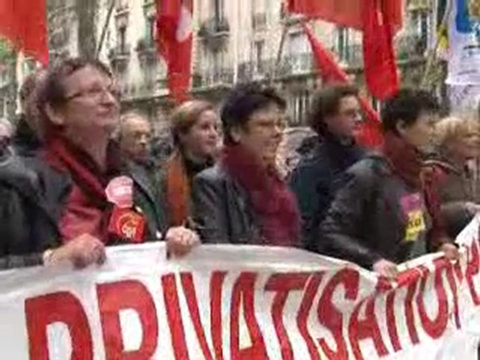 Les postiers franciliens défilent pour garder leur statut