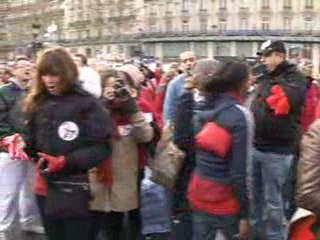 Sida: un ruban rouge sur la statue de la République à Pari