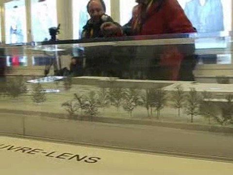 Frédéric Mitterrand pose la première pierre du futur Louvr